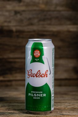 Grolsch Premium Pilsner - Grolsch Premium Lager, Hollanda Grolsch Bira Fabrikası 'nın amiral gemisi. Romanya, Bükreş 'te stüdyo fotoğraf çekimi, 2020