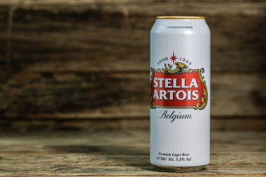 Harika Belçika birası, Stella Artois. Belçika birası birası kutusu. Romanya, Bükreş 'te stüdyo fotoğraf çekimi, 2020