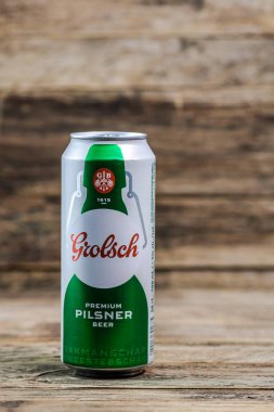Grolsch Premium Pilsner - Grolsch Premium Lager, Hollanda Grolsch Bira Fabrikası 'nın amiral gemisi. Romanya, Bükreş 'te stüdyo fotoğraf çekimi, 2020