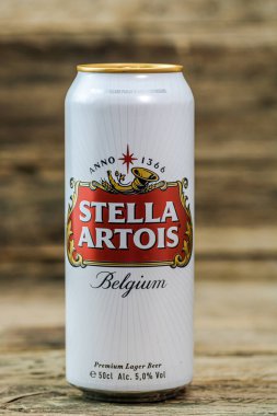 Harika Belçika birası, Stella Artois. Belçika birası birası kutusu. Romanya, Bükreş 'te stüdyo fotoğraf çekimi, 2020