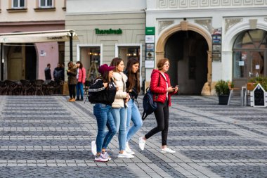 Eski Sibiu, Romanya 'da 2022' de dolaşan halk ve turistler