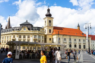 Eski Sibiu, Romanya 'da 2022' de dolaşan halk ve turistler