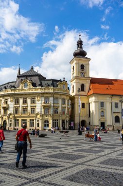 Eski Sibiu, Romanya 'da 2022' de dolaşan halk ve turistler