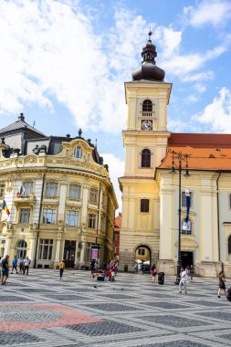 Eski Sibiu, Romanya 'da 2022' de dolaşan halk ve turistler
