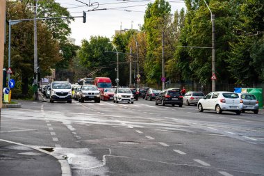 Romanya 'nın başkenti Bükreş' te sabah ve akşam araba trafiği, kirlilik, trafik sıkışıklığı