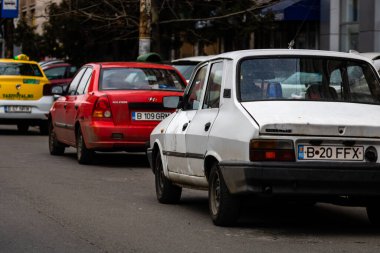 Romanya 'nın başkenti Bükreş' te sabah ve akşam araba trafiği, kirlilik, trafik sıkışıklığı