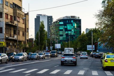 Romanya 'nın başkenti Bükreş' te sabah ve akşam araba trafiği, kirlilik, trafik sıkışıklığı