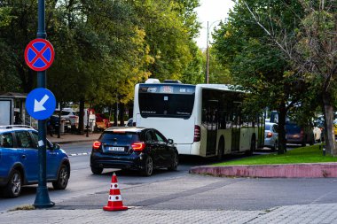 Romanya 'nın başkenti Bükreş' te sabah ve akşam araba trafiği, kirlilik, trafik sıkışıklığı