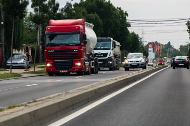 Romanya 'nın başkenti Bükreş' te sabah ve akşam araba trafiği, kirlilik, trafik sıkışıklığı