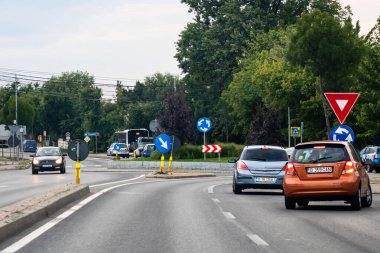 Romanya 'nın başkenti Bükreş' te sabah ve akşam araba trafiği, kirlilik, trafik sıkışıklığı