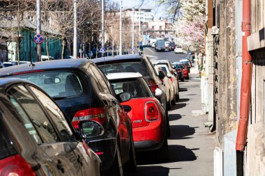 Romanya 'nın başkenti Bükreş' te sabah ve akşam araba trafiği, kirlilik, trafik sıkışıklığı