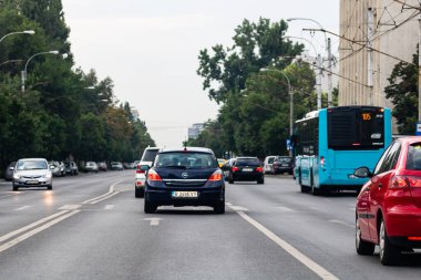 Romanya 'nın başkenti Bükreş' te sabah ve akşam araba trafiği, kirlilik, trafik sıkışıklığı