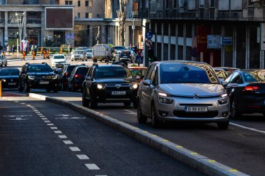 Romanya 'nın başkenti Bükreş' te sabah ve akşam araba trafiği, kirlilik, trafik sıkışıklığı