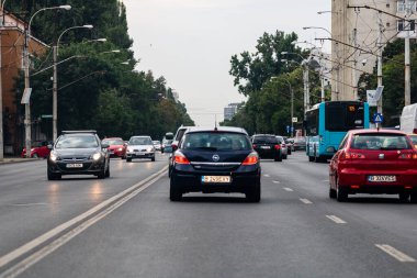 Romanya 'nın başkenti Bükreş' te sabah ve akşam araba trafiği, kirlilik, trafik sıkışıklığı