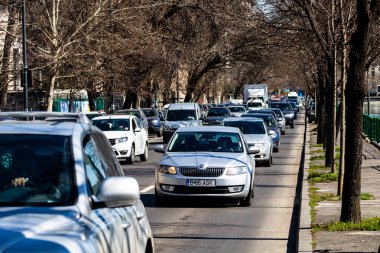 Romanya 'nın başkenti Bükreş' te sabah ve akşam araba trafiği, kirlilik, trafik sıkışıklığı