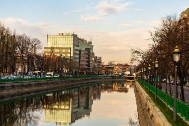 Romanya 'nın başkenti Bükreş' te sabah ve akşam araba trafiği, kirlilik, trafik sıkışıklığı