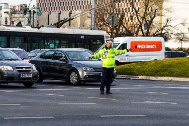 Romanya 'nın başkenti Bükreş' te sabah ve akşam araba trafiği, kirlilik, trafik sıkışıklığı