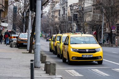 Romanya 'nın başkenti Bükreş' te sabah ve akşam araba trafiği, kirlilik, trafik sıkışıklığı