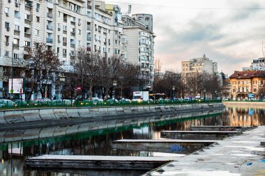 Romanya 'nın başkenti Bükreş' te sabah ve akşam araba trafiği, kirlilik, trafik sıkışıklığı