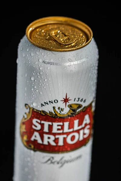 Kondenswassertröpfchen Auf Stella Artois Bierdose Isoliert Auf Schwarz Bukarest Rumänien — Stockfoto