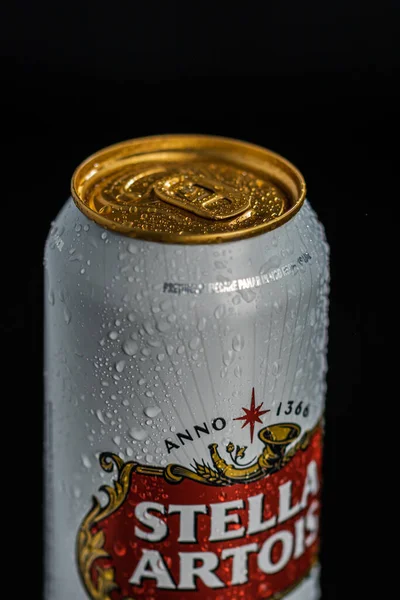 Капли Конденсатной Воды Пивной Банке Stella Artois Выделенной Черном Бухарест — стоковое фото