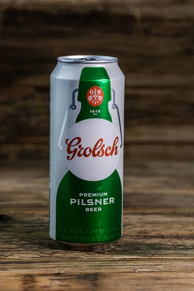 Grolsch Premium Pilsner - Grolsch Premium Lager, Hollanda Grolsch Bira Fabrikası 'nın amiral gemisi. Romanya, Bükreş 'te stüdyo fotoğraf çekimi, 2020