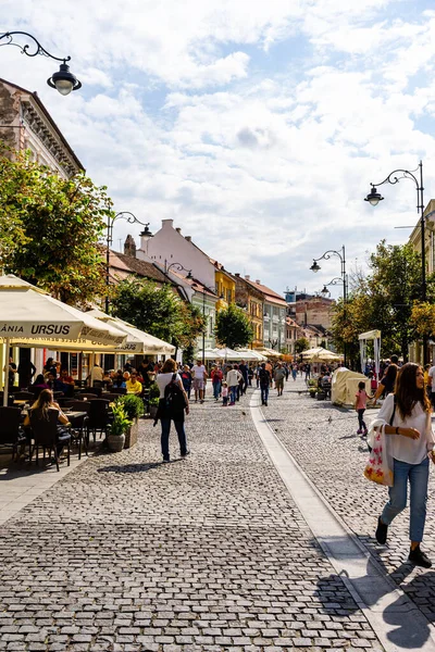 Eski Sibiu, Romanya 'da 2022' de dolaşan halk ve turistler