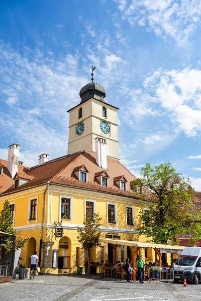 Eski Sibiu, Romanya 'da 2022' de dolaşan halk ve turistler