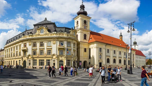 Eski Sibiu, Romanya 'da 2022' de dolaşan halk ve turistler