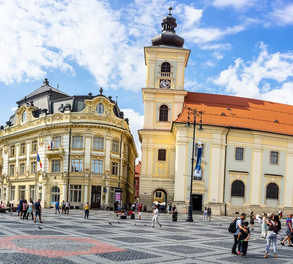 Eski Sibiu, Romanya 'da 2022' de dolaşan halk ve turistler