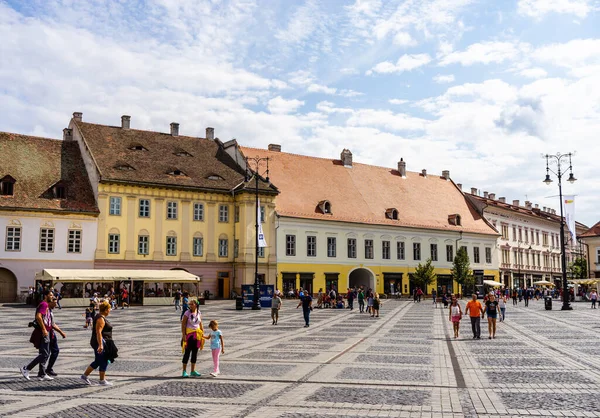 Eski Sibiu, Romanya 'da 2022' de dolaşan halk ve turistler