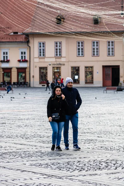 Eski Sibiu, Romanya 'da 2022' de dolaşan halk ve turistler