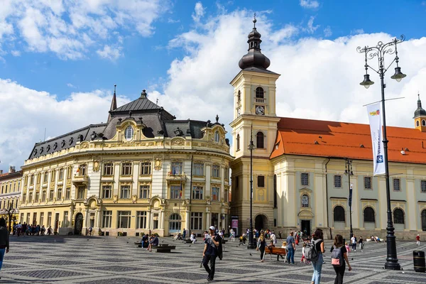 Eski Sibiu, Romanya 'da 2022' de dolaşan halk ve turistler