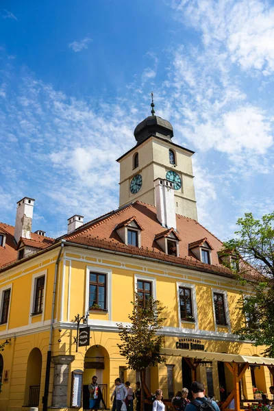 Eski Sibiu, Romanya 'da 2022' de dolaşan halk ve turistler