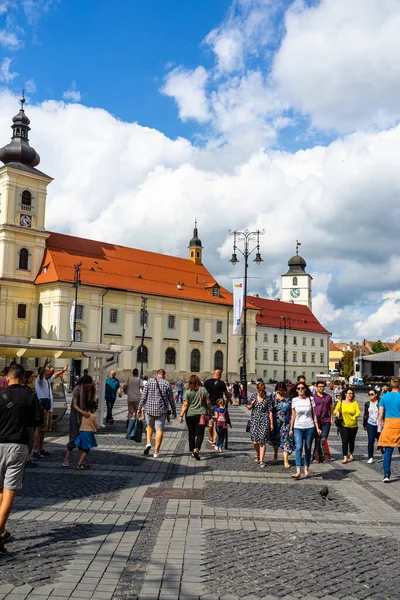People Tourists Wandering Old Town Sibiu Romania 2022 — Fotografia de Stock