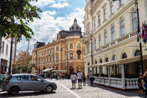 Eski Sibiu, Romanya 'da 2022' de dolaşan halk ve turistler