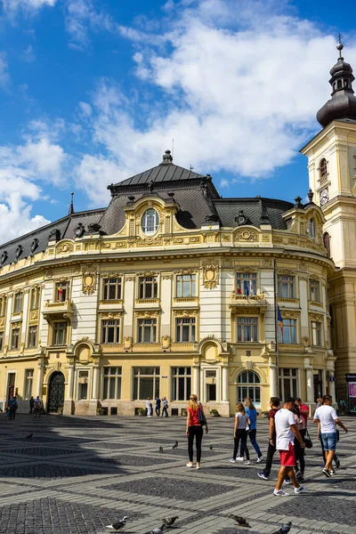 Eski Sibiu, Romanya 'da 2022' de dolaşan halk ve turistler