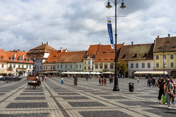 Eski Sibiu, Romanya 'da 2022' de dolaşan halk ve turistler