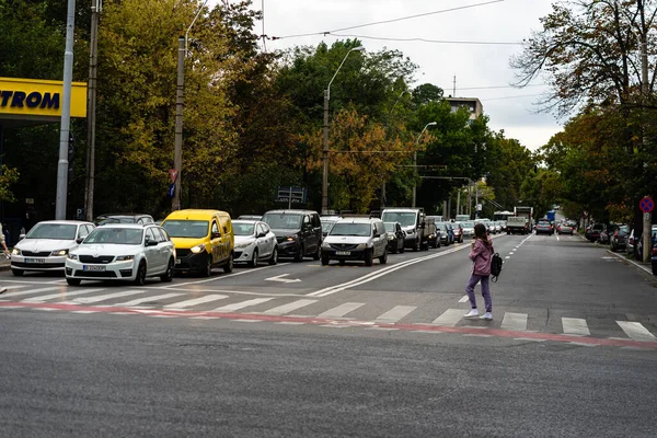Romanya 'nın başkenti Bükreş' te sabah ve akşam araba trafiği, kirlilik, trafik sıkışıklığı