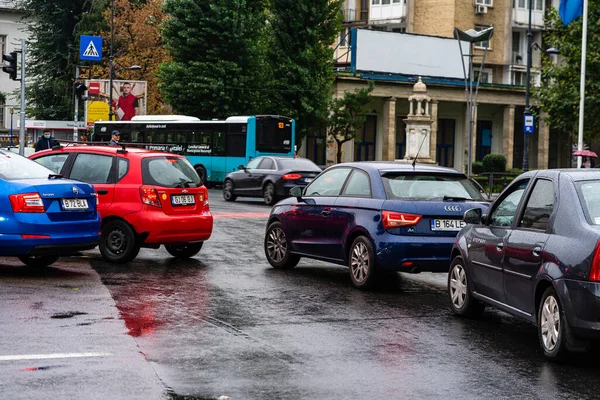 Romanya 'nın başkenti Bükreş' te sabah ve akşam araba trafiği, kirlilik, trafik sıkışıklığı