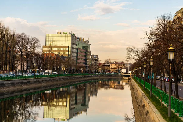 Romanya 'nın başkenti Bükreş' te sabah ve akşam araba trafiği, kirlilik, trafik sıkışıklığı