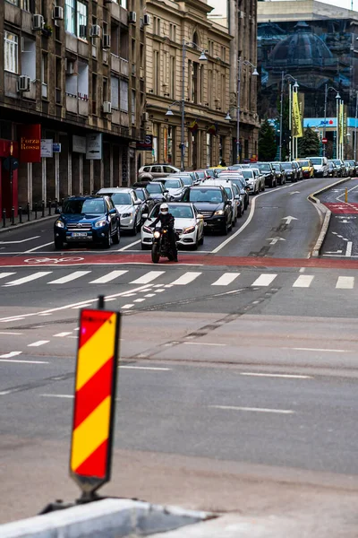 Romanya 'nın başkenti Bükreş' te sabah ve akşam araba trafiği, kirlilik, trafik sıkışıklığı