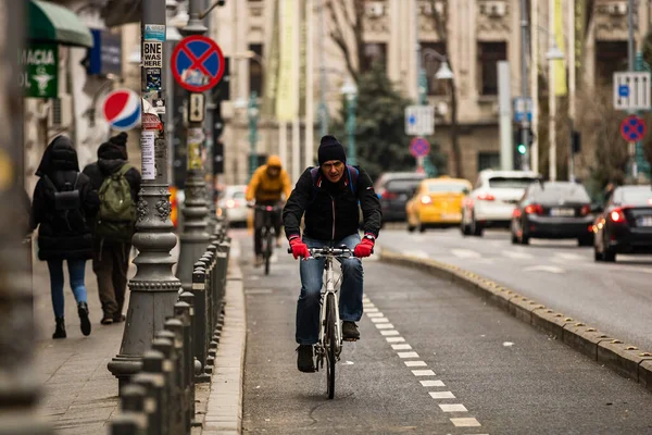 Οδηγώντας Ένα Ποδήλατο Στους Δρόμους Της Πόλης Μετάβαση Στην Εργασία — Φωτογραφία Αρχείου