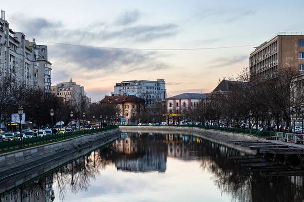 Romanya 'nın başkenti Bükreş' te sabah ve akşam araba trafiği, kirlilik, trafik sıkışıklığı
