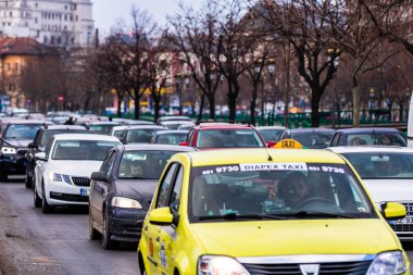 Şehrin şehir merkezinde trafik sıkışıklığında araba trafiği. Romanya 'nın başkenti Bükreş' te sabah akşam araba kirliliği ve trafik sıkışıklığı, 2021