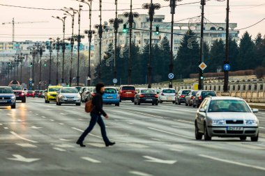 Bükreş, Romanya, 2021 'de insanlar sokakta yürüyor veya karşıya geçiyor