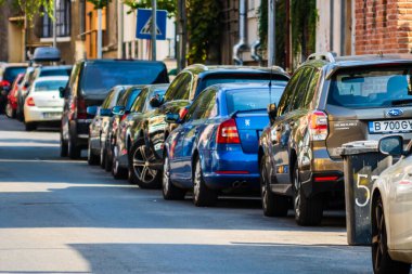 Şehrin şehir merkezinde trafik sıkışıklığında araba trafiği. Romanya 'nın başkenti Bükreş' te sabah akşam araba kirliliği ve trafik sıkışıklığı, 2021
