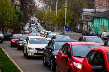 Romanya 'nın başkenti Bükreş' te sabah ve akşam araba trafiği, kirlilik, trafik sıkışıklığı