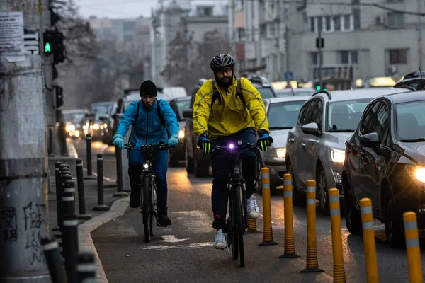 Οδηγώντας Ένα Ποδήλατο Στους Δρόμους Της Πόλης Μετάβαση Στην Εργασία — Φωτογραφία Αρχείου