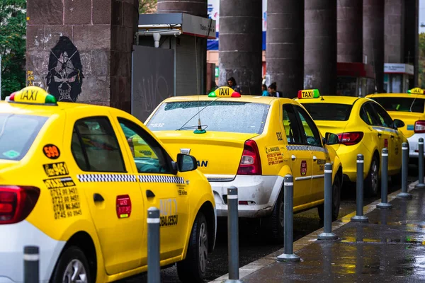 Autó Forgalomban Modern Városi Taxi Szolgáltatás Taxi Autók Taxiállomáson Fővárosban — Stock Fotó